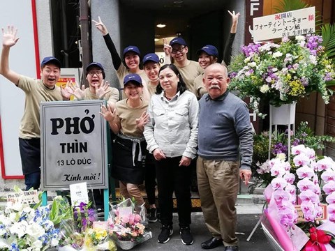 175 000 dongbat quan pho thin o tokyo don hang tram khach moi ngay 175.000 đồng/bát, quán phở Thìn ở Tokyo đón hàng trăm khách mỗi ngày