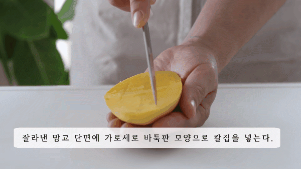2 cách gọt và bổ xoài đơn giản mà chẳng sợ bẩn tay