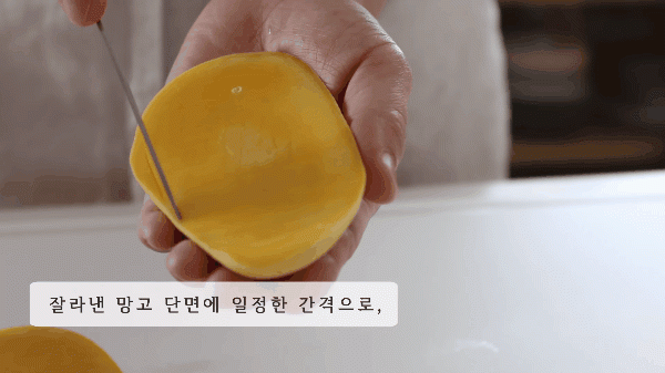 2 cách gọt và bổ xoài đơn giản mà chẳng sợ bẩn tay