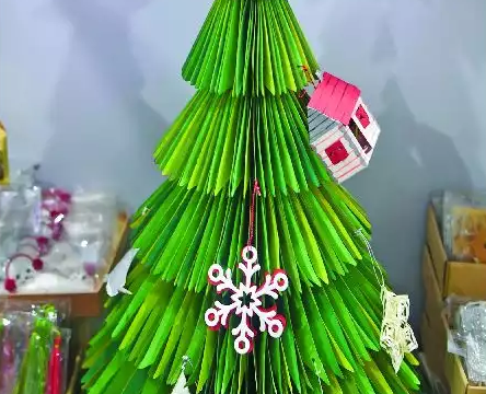 3 cach tu lam cay thong noel vua dang yeu het nac vua tiet kiem khach den choi nh 3 cách tự làm cây thông Noel vừa đáng yêu 'hết nấc' vừa tiết kiệm, khách đến chơi nhà thích mê!