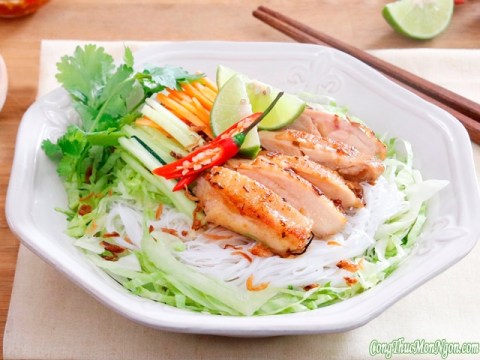 4 mon bun mi mien tron hap dan bua sang Bún trộn gà áp chảo cho bữa sáng hoàn hảo