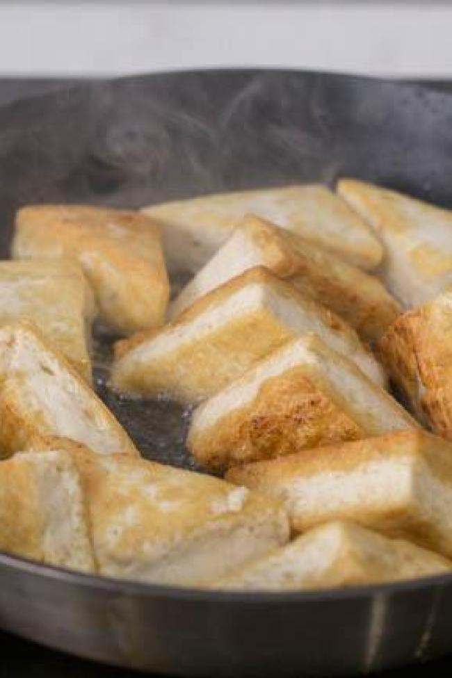 5 phút là đã có ngay món đậu phụ rang muối tiêu vừa ngon vừa dễ làm