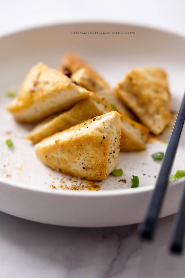 5 phút là đã có ngay món đậu phụ rang muối tiêu vừa ngon vừa dễ làm