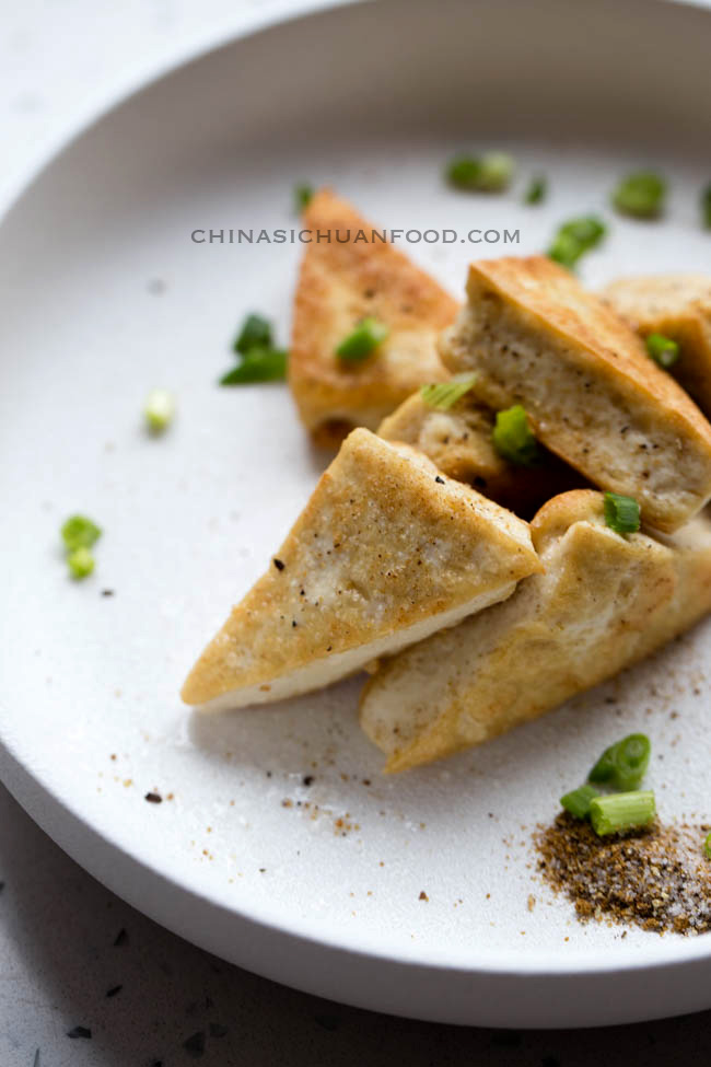 5 phút là đã có ngay món đậu phụ rang muối tiêu vừa ngon vừa dễ làm