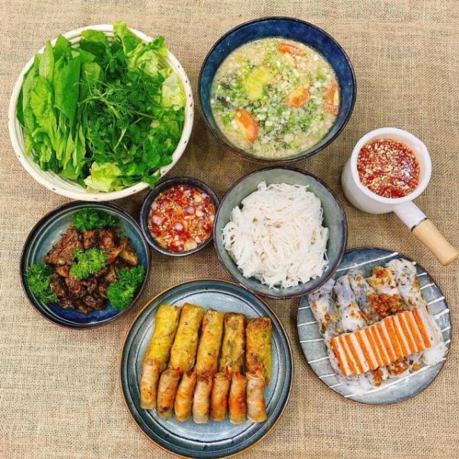 8X khoe hơn 30 mâm cơm đẹp như của đầu bếp, bố chồng suốt ngày khen “nấu gì cũng ngon”