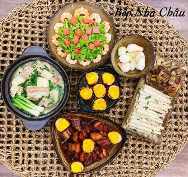 8X khoe hơn 30 mâm cơm đẹp như của đầu bếp, bố chồng suốt ngày khen “nấu gì cũng ngon”