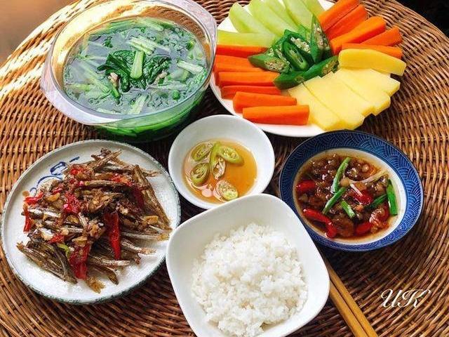 9X Đà Nẵng khoe mâm cơm mùa dịch, ai cũng khen ngon nhưng bát nước chấm mới là tâm điểm