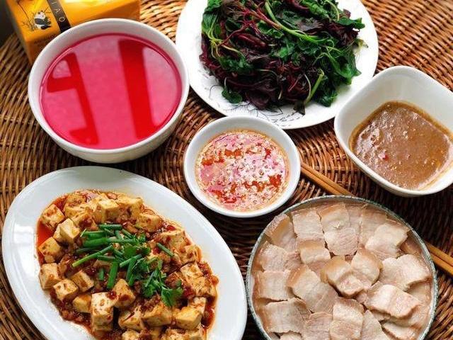 9X Đà Nẵng khoe mâm cơm mùa dịch, ai cũng khen ngon nhưng bát nước chấm mới là tâm điểm