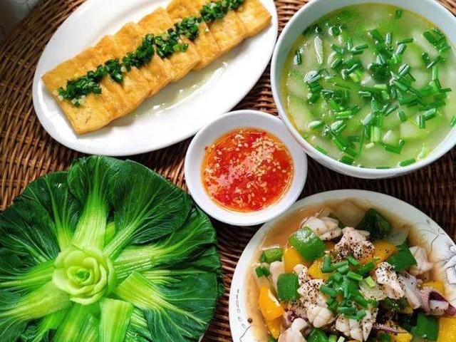 9X Đà Nẵng khoe mâm cơm mùa dịch, ai cũng khen ngon nhưng bát nước chấm mới là tâm điểm