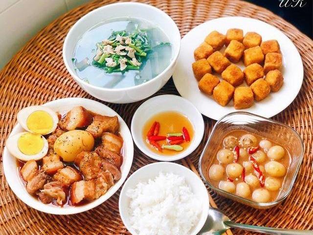 9X Đà Nẵng khoe mâm cơm mùa dịch, ai cũng khen ngon nhưng bát nước chấm mới là tâm điểm