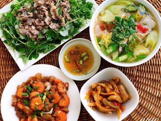 9X Đà Nẵng khoe mâm cơm mùa dịch, ai cũng khen ngon nhưng bát nước chấm mới là tâm điểm