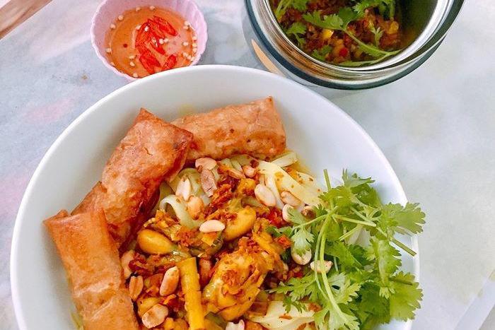 9X mang bún, cháo, mì đến cơ quan, ngày nào đồng nghiệp cũng tò mò được 