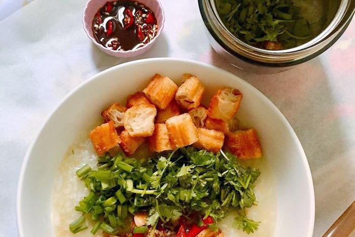 9X mang bún, cháo, mì đến cơ quan, ngày nào đồng nghiệp cũng tò mò được 