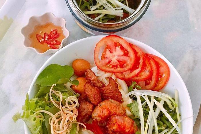 9X mang bún, cháo, mì đến cơ quan, ngày nào đồng nghiệp cũng tò mò được 