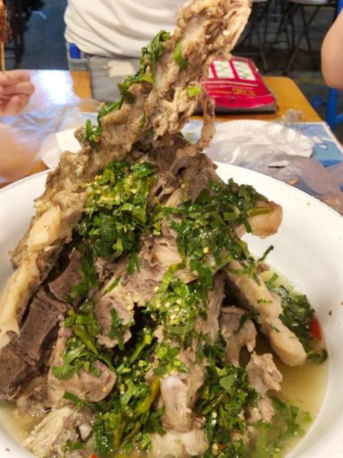 Á hậu Ngọc Thảo là người có đam mê khám phá ẩm thực, nếm nhiều món ăn mới lạ ở mỗi nơi mà cô đặt chân qua.
