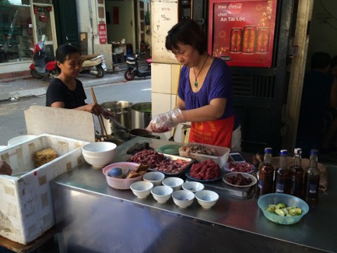 am bung ngay tro gio voi bat mi nau gan san hang day Ấm bụng ngày trở gió với bát mì nấu gần sân Hàng Đẫy