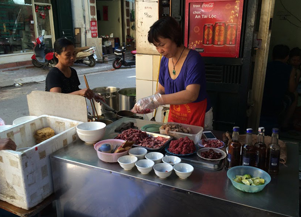 Ấm bụng ngày trở gió với bát mì nấu gần sân Hàng Đẫy