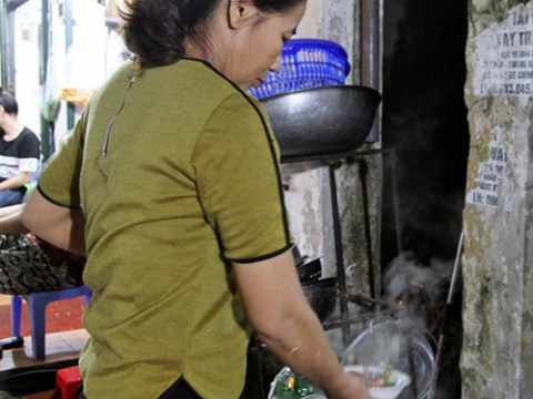 am bung voi mon chao trai hue ngon nuc tieng khu tap the thanh cong Ấm bụng với món cháo trai Huế ngon nức tiếng khu tập thể Thành Công