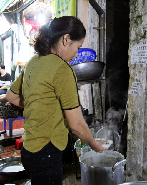 Ấm bụng với món cháo trai Huế ngon nức tiếng khu tập thể Thành Công