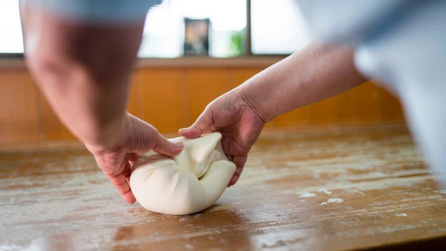 Ăn, ngủ và học làm mì udon ngay trong tiệm tại Nhật Bản