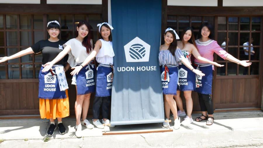 Ăn, ngủ và học làm mì udon ngay trong tiệm tại Nhật Bản