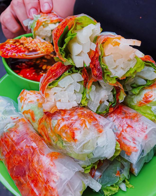 Ăn vặt với bò bía tôm chấy chỉ 2.500 đồng hoặc bánh hotdog ngập phô mai, ngon hết ý