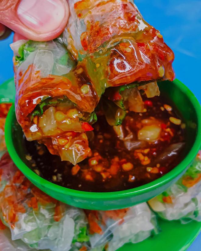 Ăn vặt với bò bía tôm chấy chỉ 2.500 đồng hoặc bánh hotdog ngập phô mai, ngon hết ý