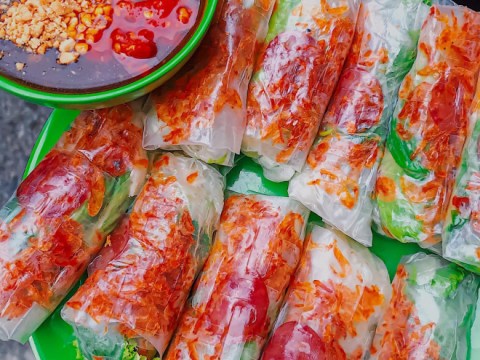 an vat voi bo bia tom chay chi 2 500 dong hoac banh hotdog ngap pho mai ngon het y Ăn vặt với bò bía tôm chấy chỉ 2.500 đồng hoặc bánh hotdog ngập phô mai, ngon hết ý