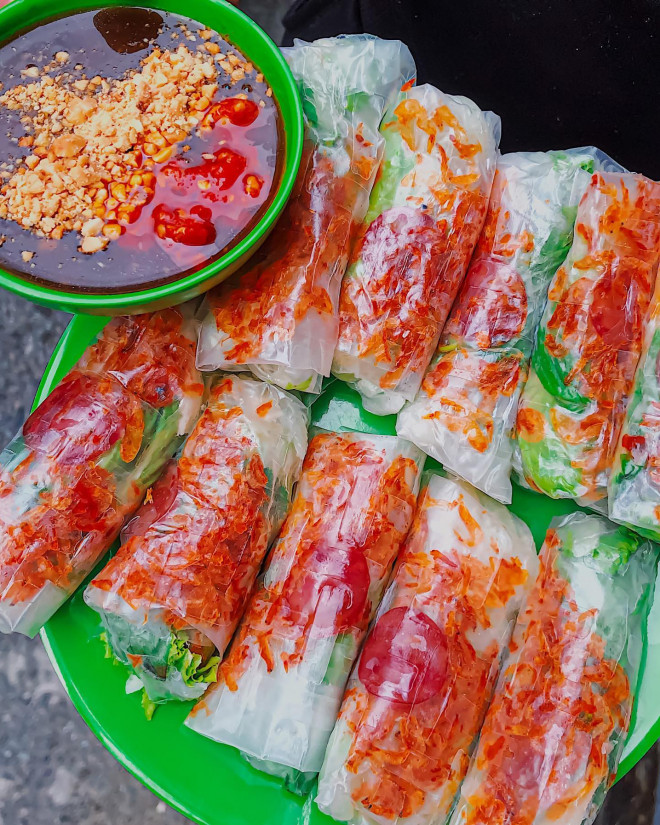 Ăn vặt với bò bía tôm chấy chỉ 2.500 đồng hoặc bánh hotdog ngập phô mai, ngon hết ý