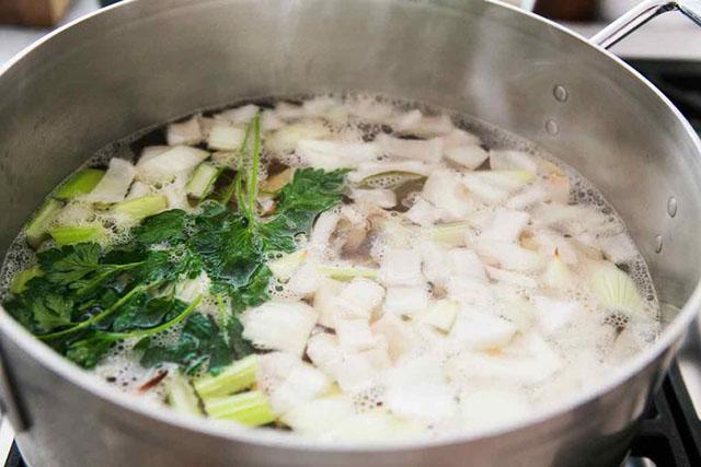 Ăn xong đừng vứt bỏ, hãy tận dụng vỏ tôm cua để làm nước dùng vừa ngọt vừa trong