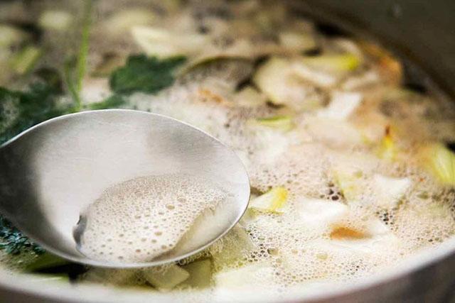 Ăn xong đừng vứt bỏ, hãy tận dụng vỏ tôm cua để làm nước dùng vừa ngọt vừa trong