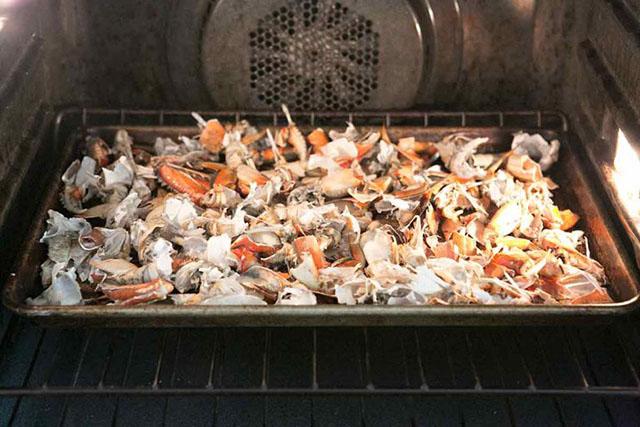 Ăn xong đừng vứt bỏ, hãy tận dụng vỏ tôm cua để làm nước dùng vừa ngọt vừa trong