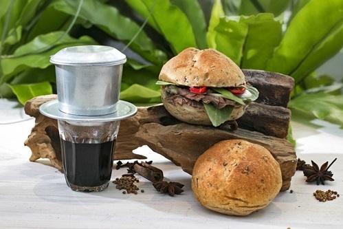 Bánh mì phở - món ăn nhanh độc lạ ở Sài Gòn