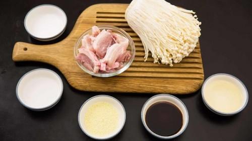 Ba chỉ cuộn nấm kim châm sốt dầu hào thơm nức mũi