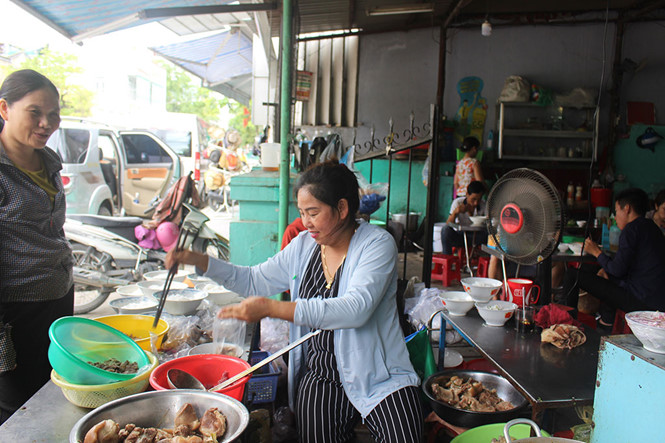 Bà chủ bán bún bò Huế 'tiết lộ' bí quyết mua 4 mảnh đất, nuôi 4 người con