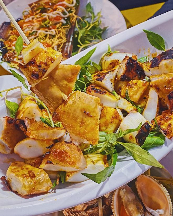 Bạn chọn ăn hải sản “hạt dẻ” vỉa hè hay hải sản kiểu buffet “chanh xả”?