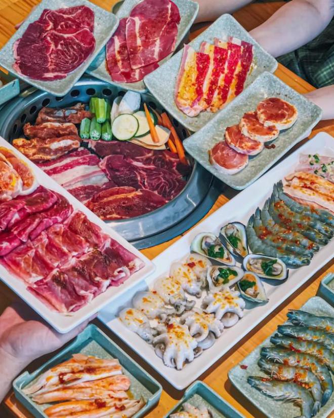 Bạn chọn ăn hải sản “hạt dẻ” vỉa hè hay hải sản kiểu buffet “chanh xả”?