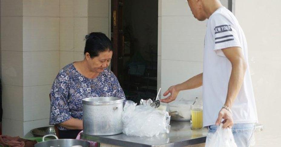 Bánh bao vuông độc, lạ hơn 30 năm không có biển hiệu vẫn nườm nượp khách, vài tiếng hết veo