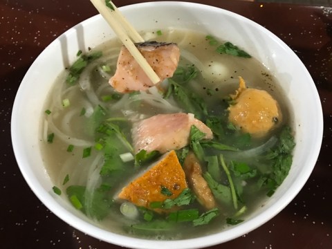 banh canh ca an voi hanh tay la mieng o sai gon Bánh canh cá ăn với hành tây lạ miệng ở Sài Gòn