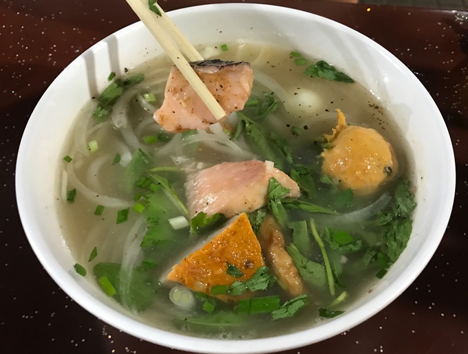 Bánh canh cá ăn với hành tây lạ miệng ở Sài Gòn