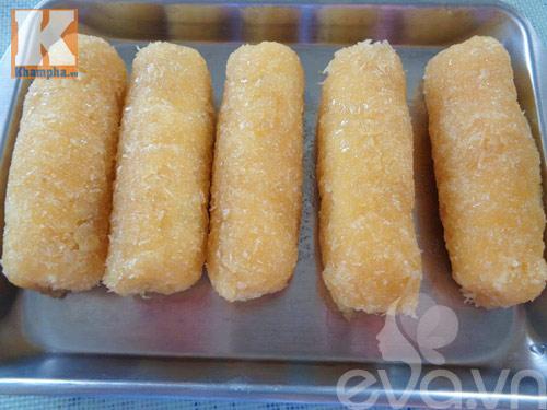 Bánh cốm dừa bọc chuối chiên nóng hổi