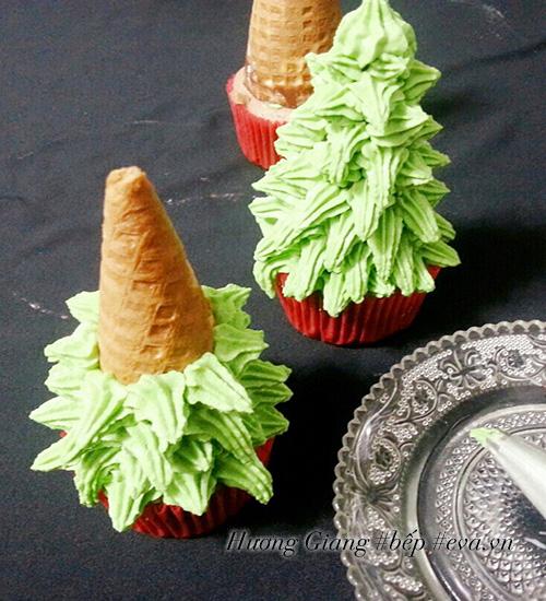 Bánh cupcake cây thông cho Noel thêm ấm áp