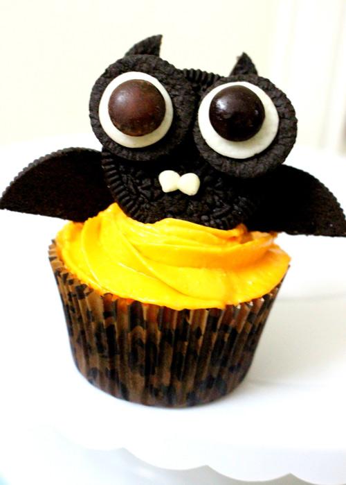 Bánh cupcake hình dơi cho Halloween