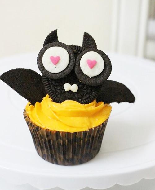 Bánh cupcake hình dơi cho Halloween