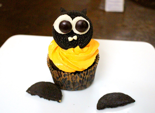 Bánh cupcake hình dơi cho Halloween