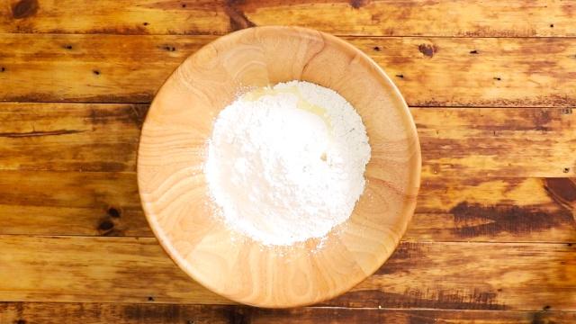 Bánh giầy kẹp chả lụa
