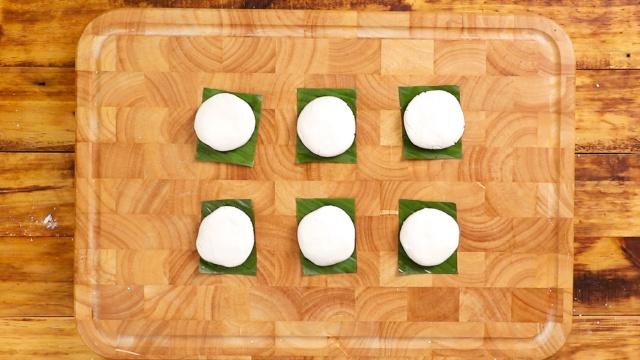 Bánh giầy kẹp chả lụa