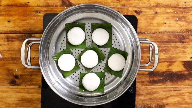 Bánh giầy kẹp chả lụa