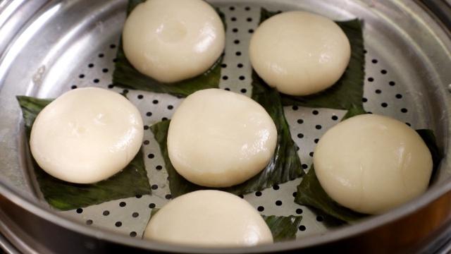 Bánh giầy kẹp chả lụa