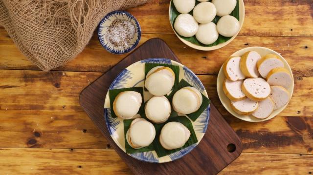 Bánh giầy kẹp chả lụa